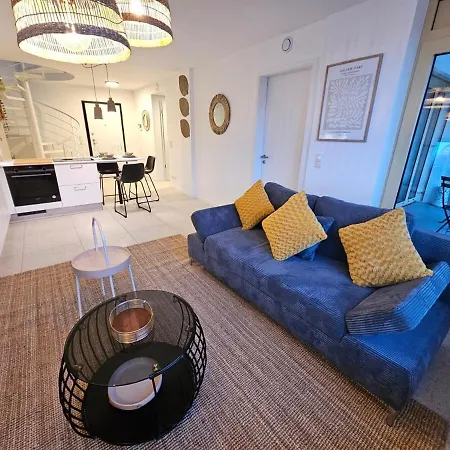 Urban Chic Duplex-2br With An Outdoor Space *