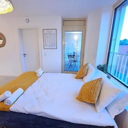 Urban Chic Duplex-2br With An Outdoor Space