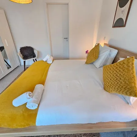 Urban Chic Duplex-2br With An Outdoor Space